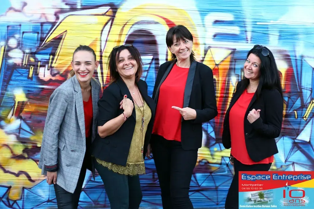 10 ans du centre Espace Entreprise Millénaire à Castelnau-le-Lez en 2018 : groupe de participantes posant devant une fresque graffiti colorée
