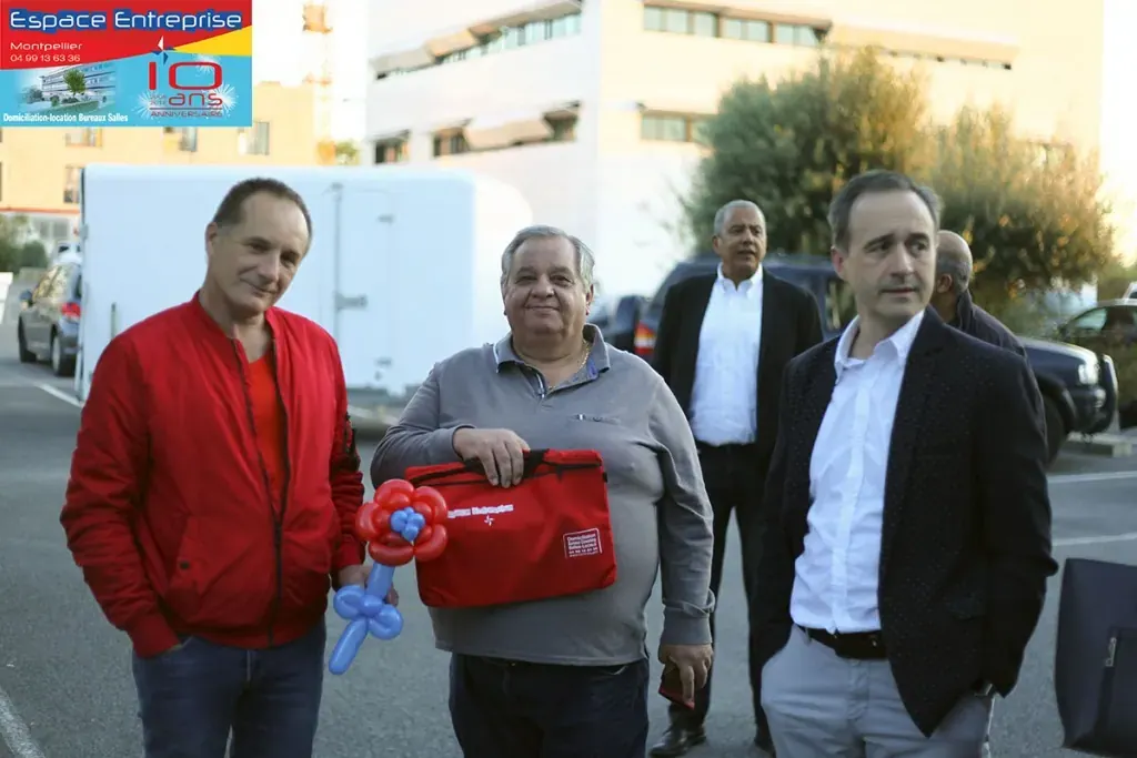 10 ans du centre Espace Entreprise Millénaire à Castelnau-le-Lez en 2018 : participants avec un sac cadeau rouge sur le parking en extérieur
