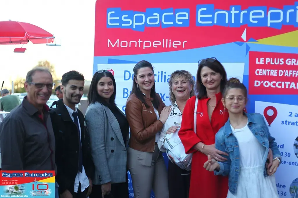 10 ans du centre Espace Entreprise Millénaire à Castelnau-le-Lez en 2018 : groupe posant devant le kakémono Espace Entreprise Montpellier