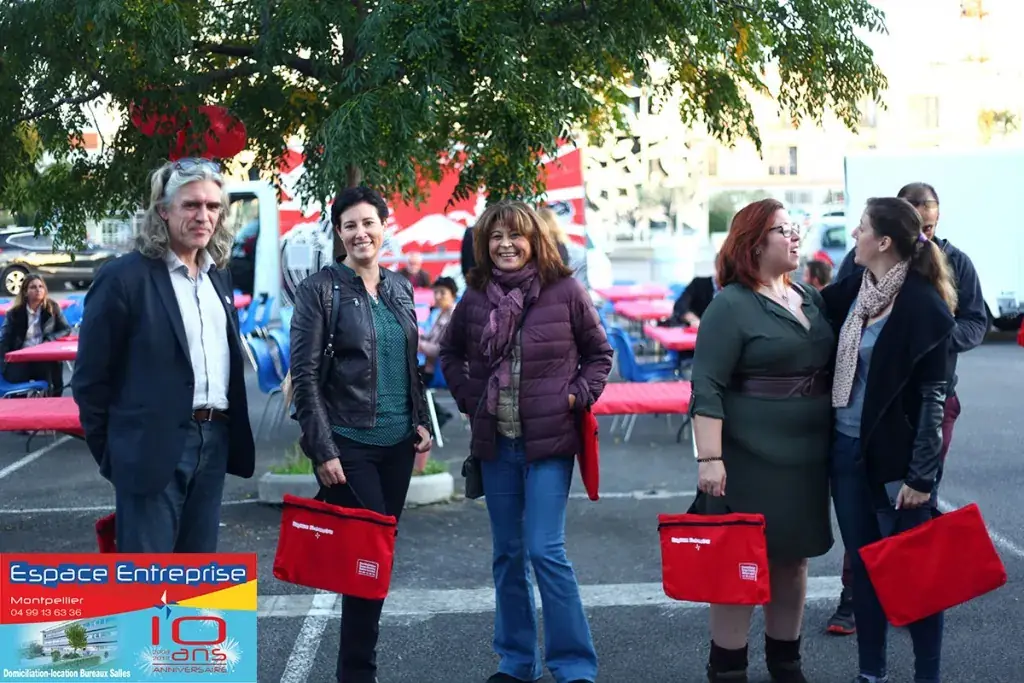 10 ans du centre Espace Entreprise Millénaire à Castelnau-le-Lez en 2018 : participants avec sacs rouges discutant devant le bâtiment