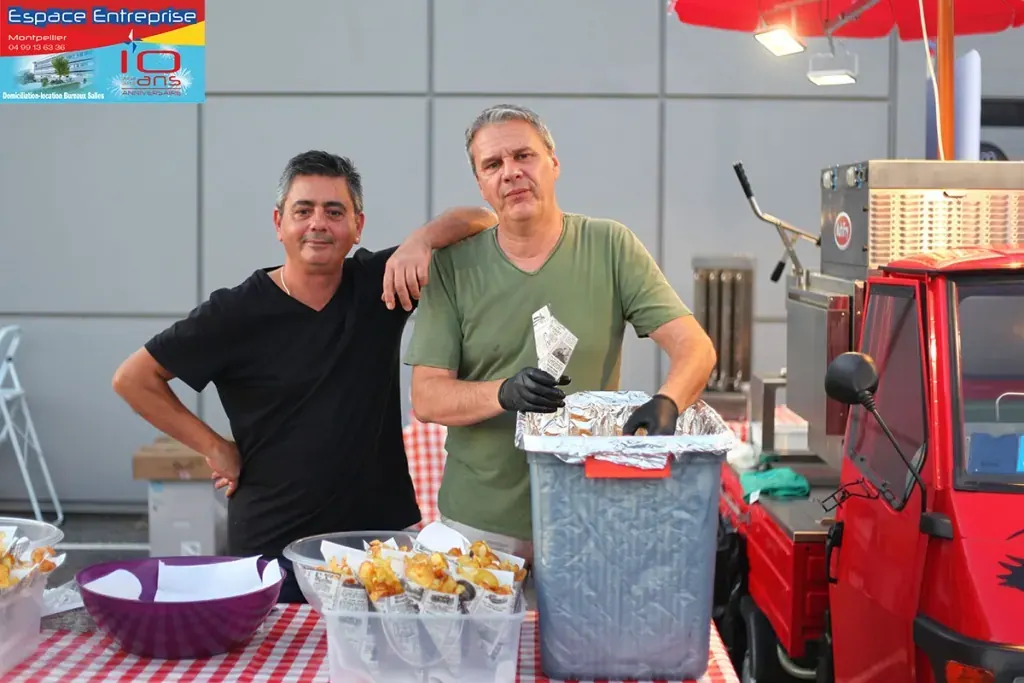 10 ans du centre Espace Entreprise Millénaire à Castelnau-le-Lez en 2018 : stand de restauration avec deux cuisiniers devant le triporteur