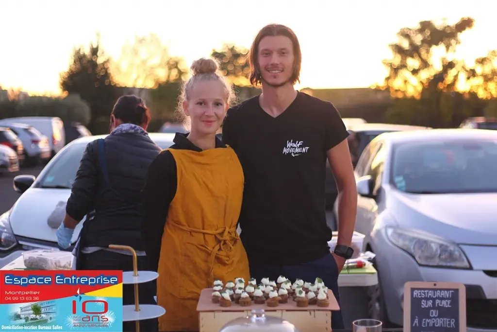 10 ans du centre Espace Entreprise Millénaire à Castelnau-le-Lez en 2018 : stand de restauration extérieur au coucher du soleil