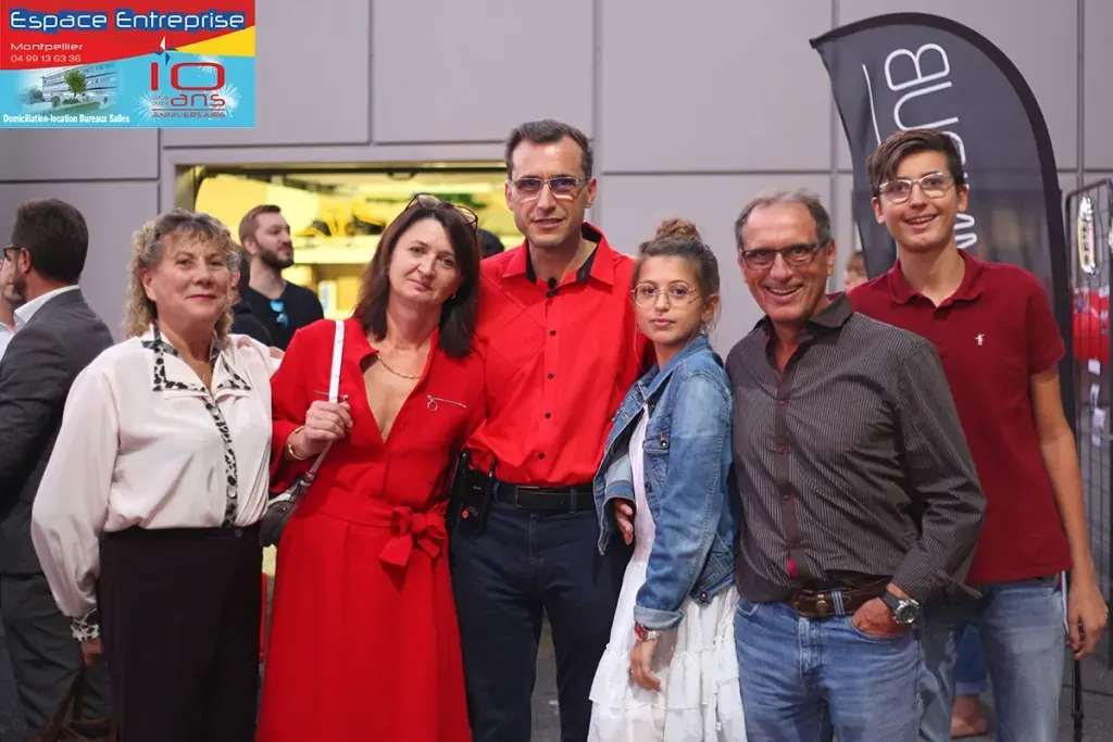 10 ans du centre Espace Entreprise Millénaire à Castelnau-le-Lez en 2018 : groupe posant devant le kakémono du club en extérieur