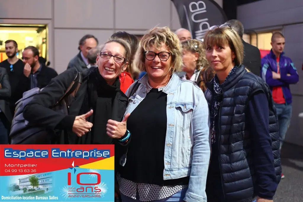 10 ans du centre Espace Entreprise Millénaire à Castelnau-le-Lez en 2018 : participantes posant devant le kakémono 10 ans Espace Entreprise