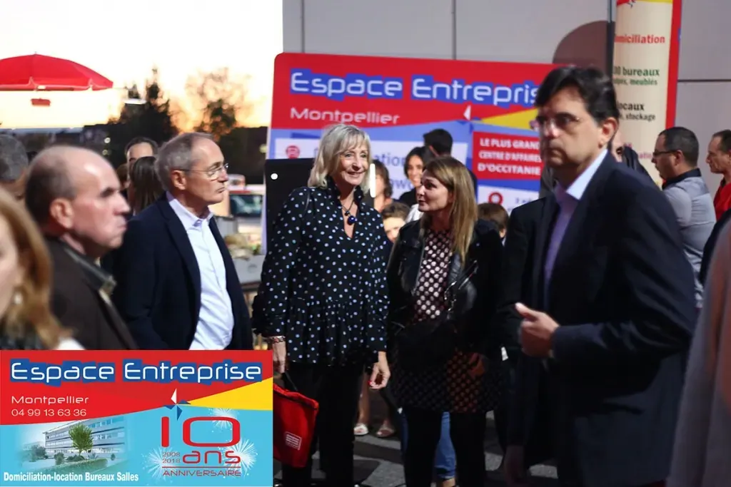 10 ans du centre Espace Entreprise Millénaire à Castelnau-le-Lez en 2018 : invités échangeant devant le kakémono Espace Entreprise Montpellier