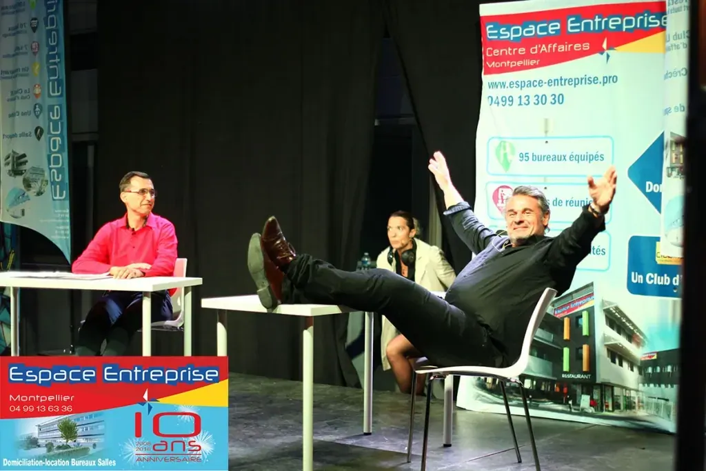 10 ans du centre Espace Entreprise Millénaire à Castelnau-le-Lez en 2018 : scène avec animateur à la table et intervenants assis devant le kakémono