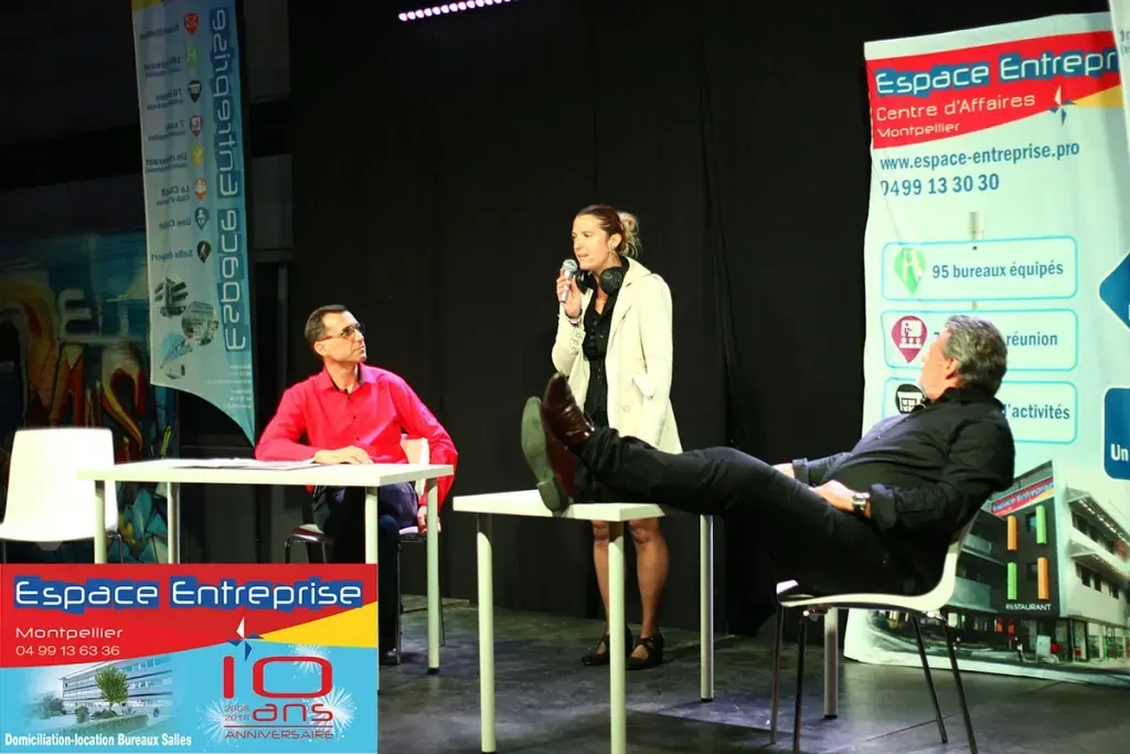 10 ans du centre Espace Entreprise Millénaire à Castelnau-le-Lez en 2018 : intervenants sur scène en discussion devant le kakémono Espace Entreprise