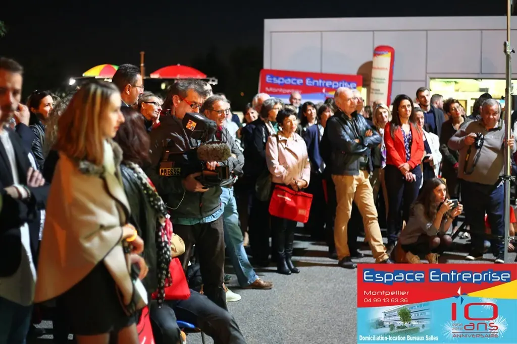 10 ans du centre Espace Entreprise Millénaire à Castelnau-le-Lez en 2018 : public debout en extérieur assistant à la présentation