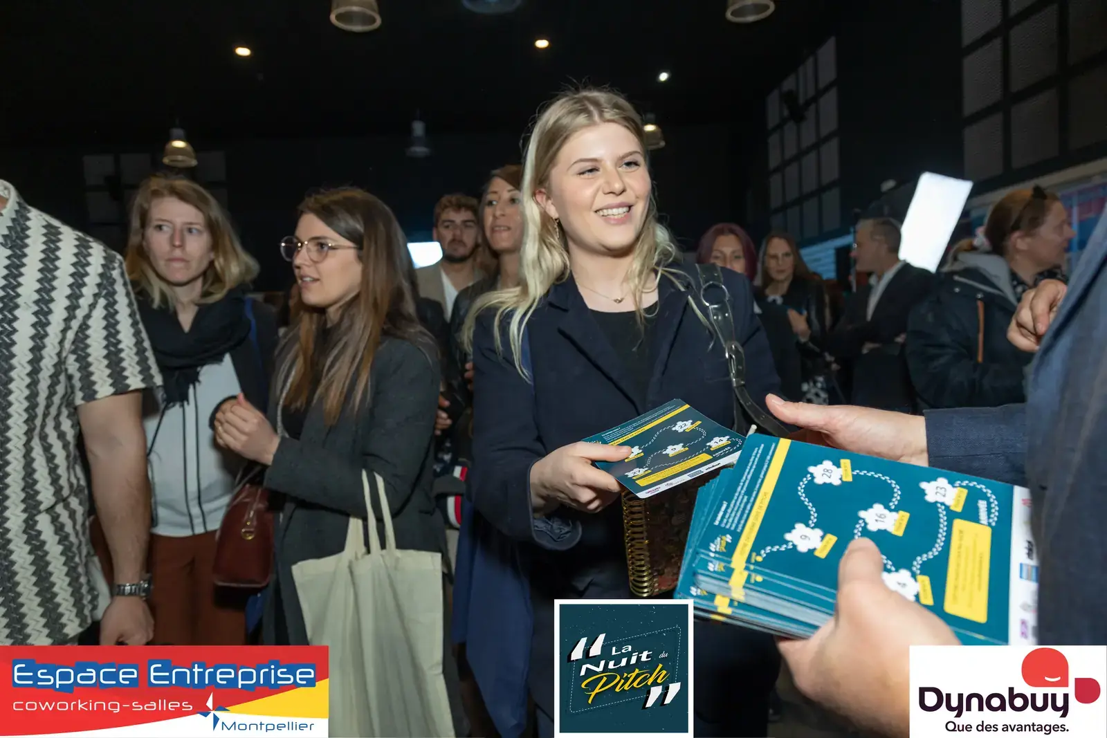 Nuit du Pitch 2023 du Club LR à Montpellier : participante recevant un cadeau dans la foule