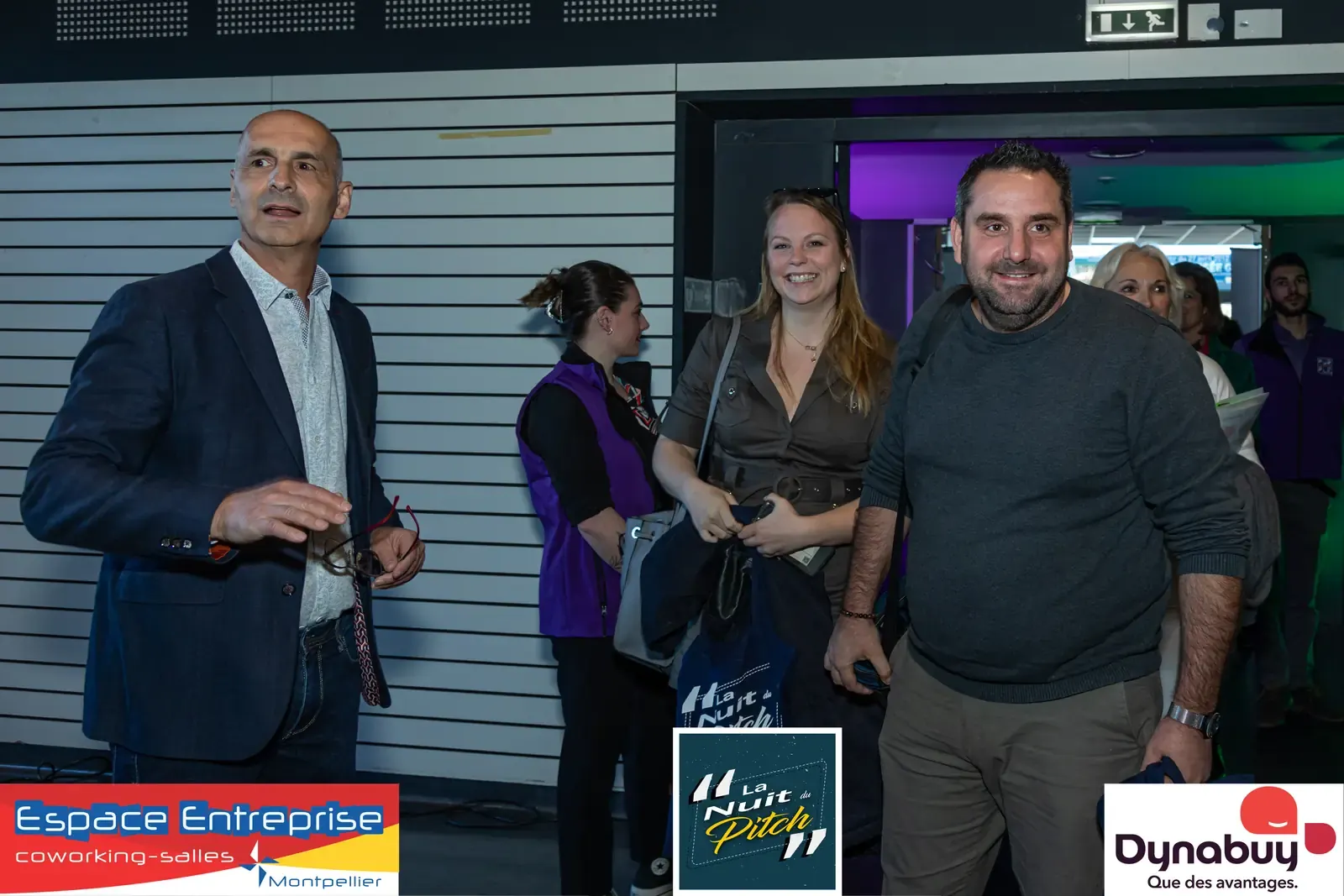 Nuit du Pitch 2023 du Club LR à Montpellier : participants souriants échangeant dans le hall d'accueil