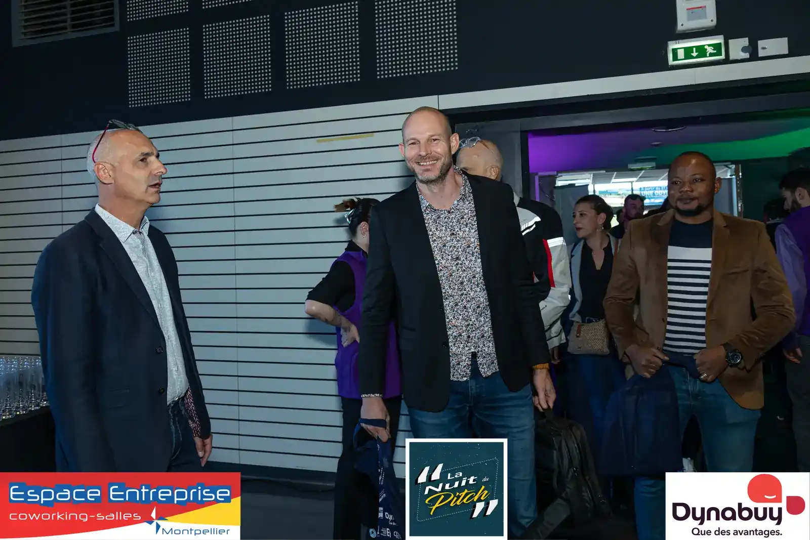 Nuit du Pitch 2023 du Club LR à Montpellier : poignée de main entre participants dans le hall