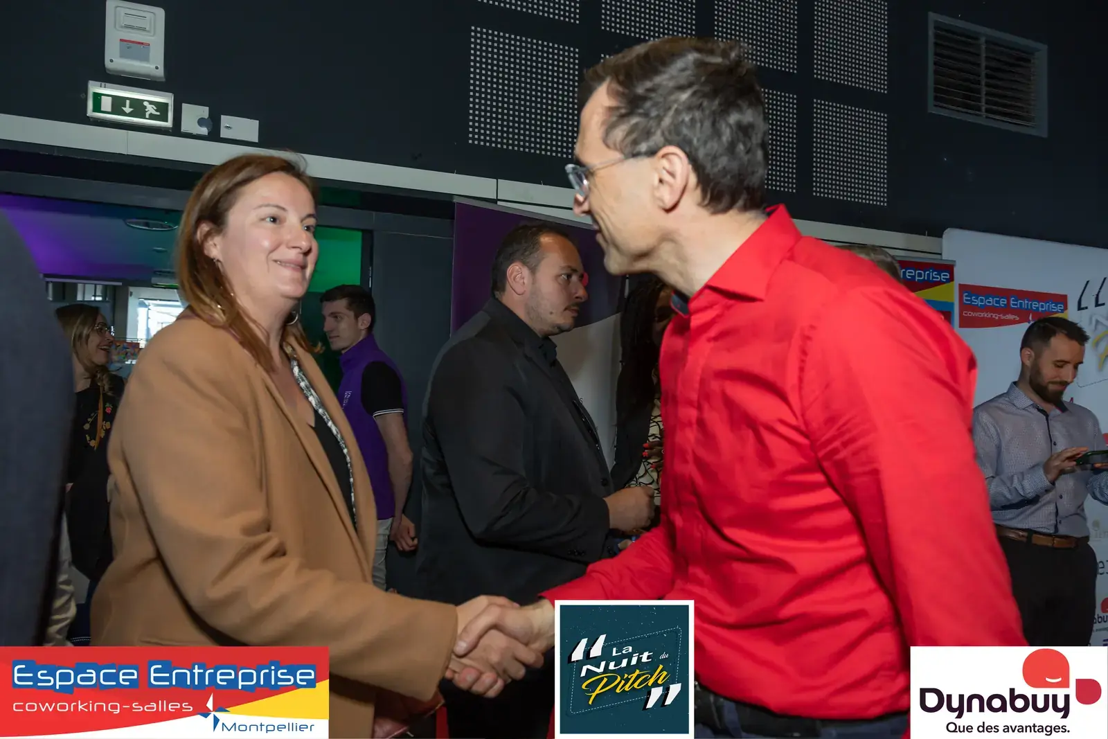 Nuit du Pitch 2023 du Club LR à Montpellier : poignée de main d'accueil entre deux participants