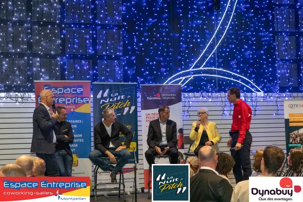 Nuit du Pitch 2023 du Club LR à Montpellier : pitcheurs sur scène devant le rideau de lumières