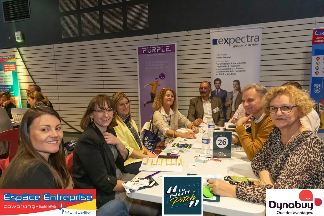 Nuit du Pitch 2023 du Club LR à Montpellier : participants attablés sous les kakémonos partenaires