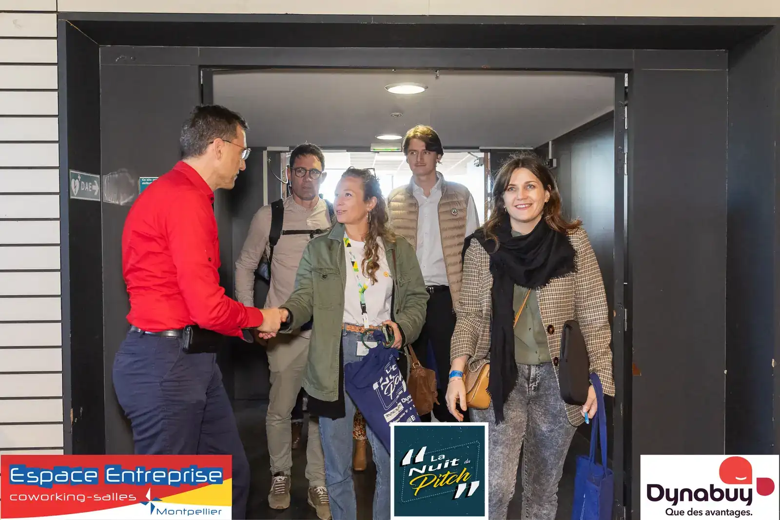 Nuit du Pitch 2025 du Club LR à Montpellier : poignée de main d'accueil à l'entrée de la salle