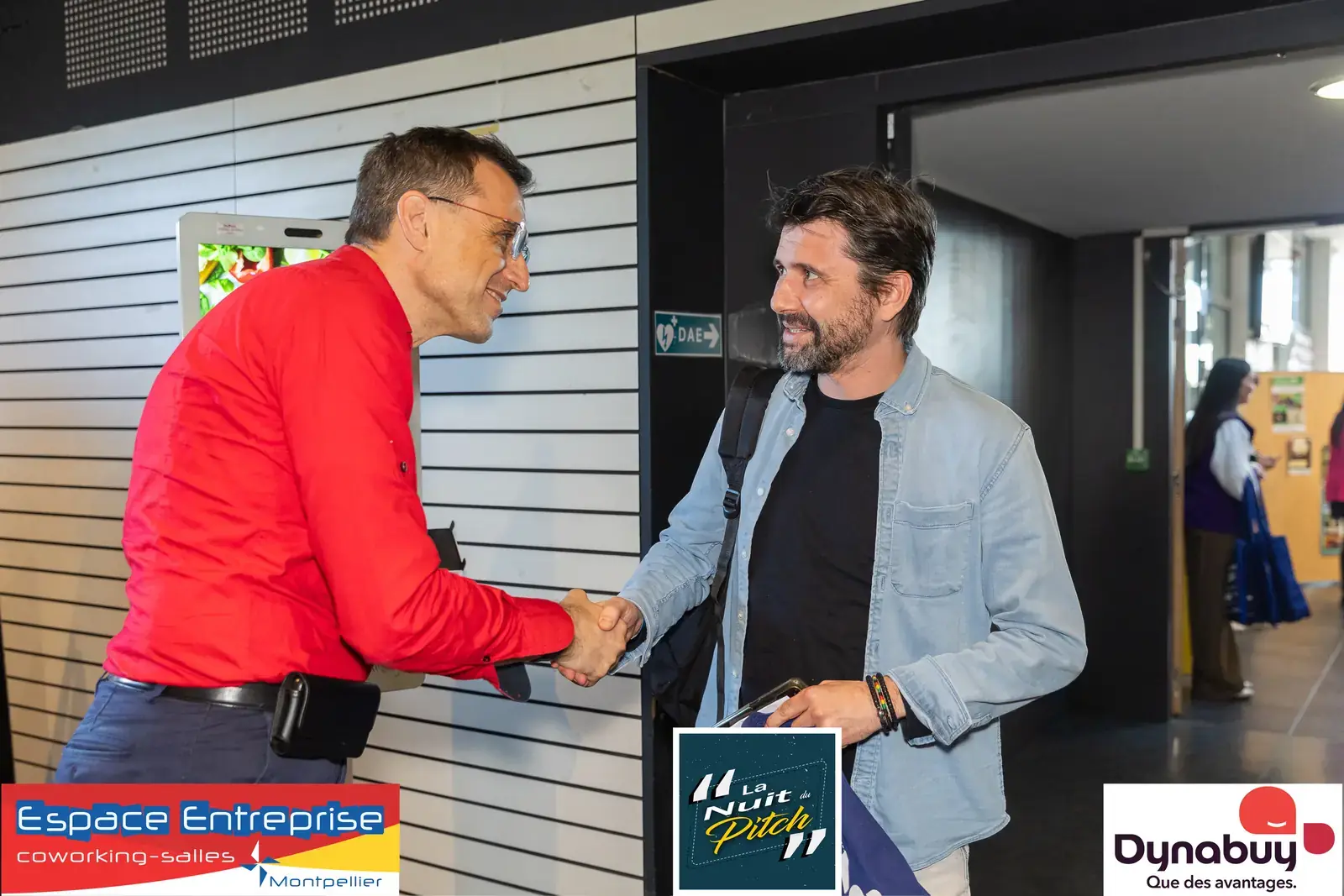 Nuit du Pitch 2025 du Club LR à Montpellier : poignée de main entre deux entrepreneurs à l'entrée