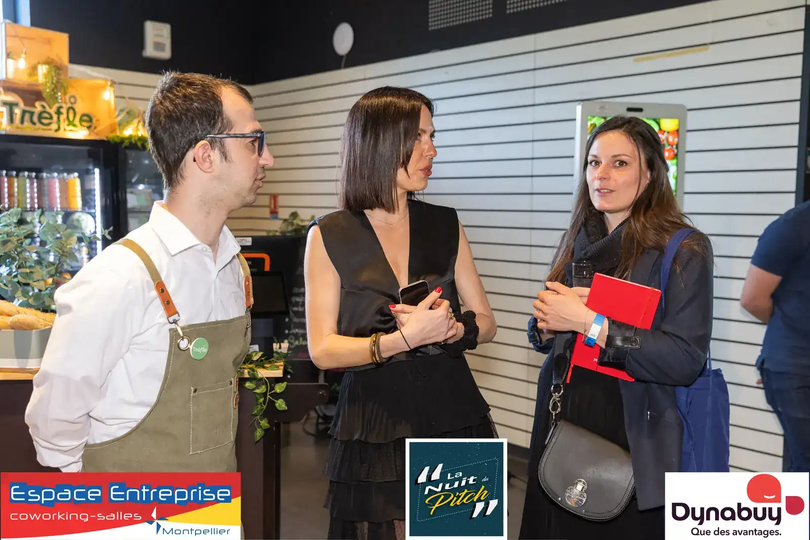 Nuit du Pitch 2025 du Club LR à Montpellier : participants échangeant près de la boutique