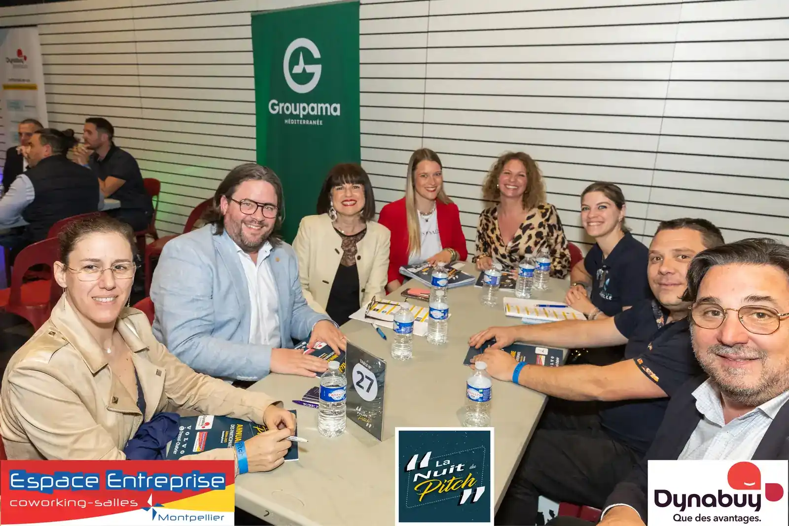 Nuit du Pitch 2025 du Club LR à Montpellier : participants attablés souriants devant le kakémono