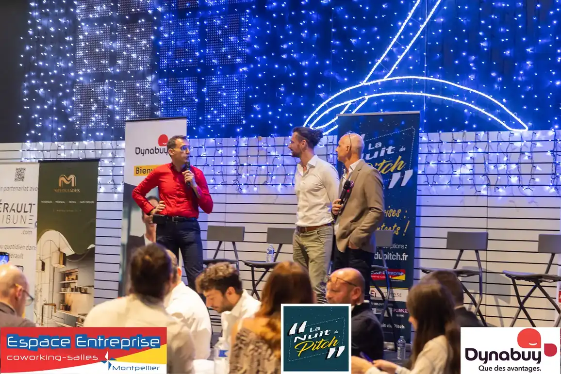 Nuit du Pitch 2025 du Club LR à Montpellier : pitcheur sur scène devant le rideau étoilé
