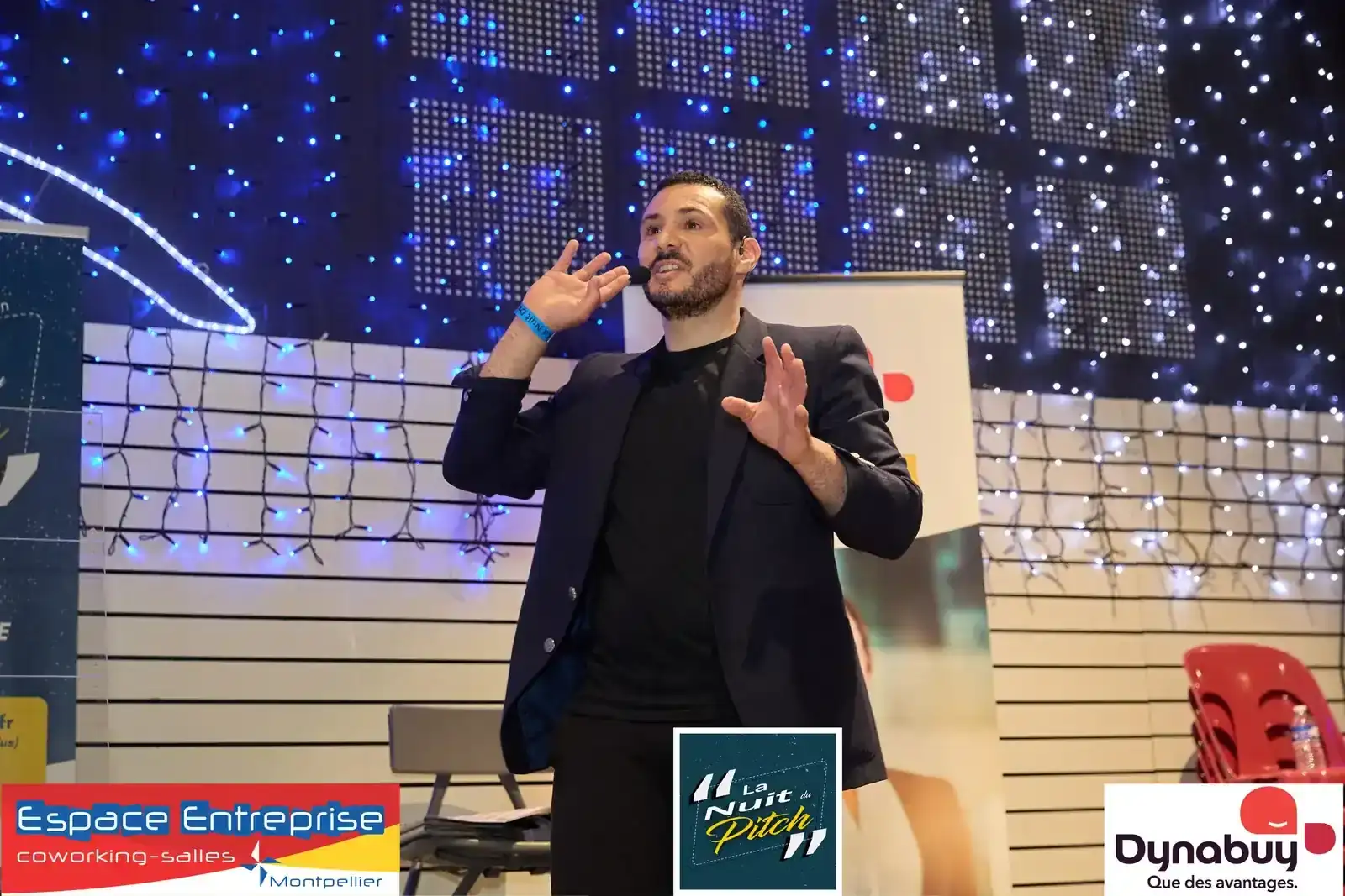 Nuit du Pitch 2026 du Club LR à Montpellier : pitcheur gesticulant sur scène devant le rideau