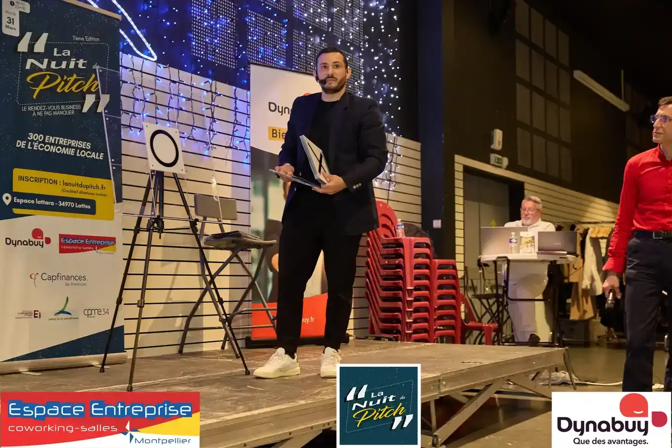 Nuit du Pitch 2026 du Club LR à Montpellier : pitcheur au micro sur scène avec paperboard