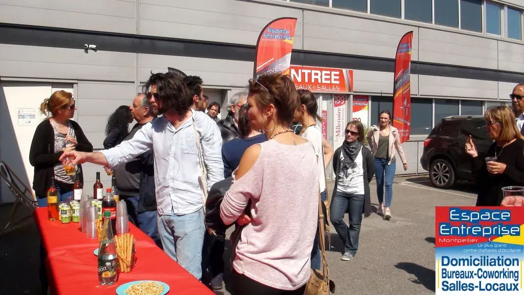 Accrochage de toiles au centre Espace Entreprise Millénaire décembre 2019 : invités échangeant autour du buffet extérieur devant le bâtiment