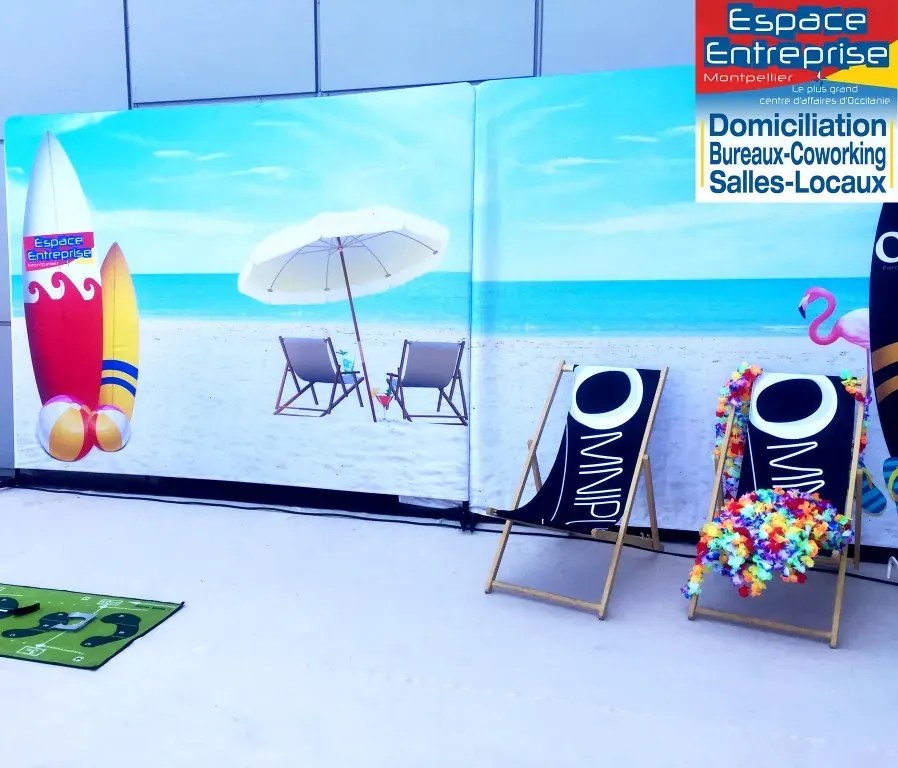 Summer Beach 2019 du Club LR à Montpellier : décor de plage avec transats et fond de mer devant les locaux