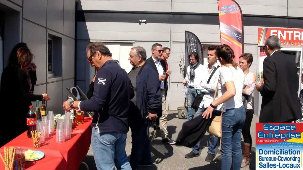 Accrochage de toiles au centre Espace Entreprise Millénaire décembre 2019 : participants autour du buffet extérieur près de l'oriflamme Entrée