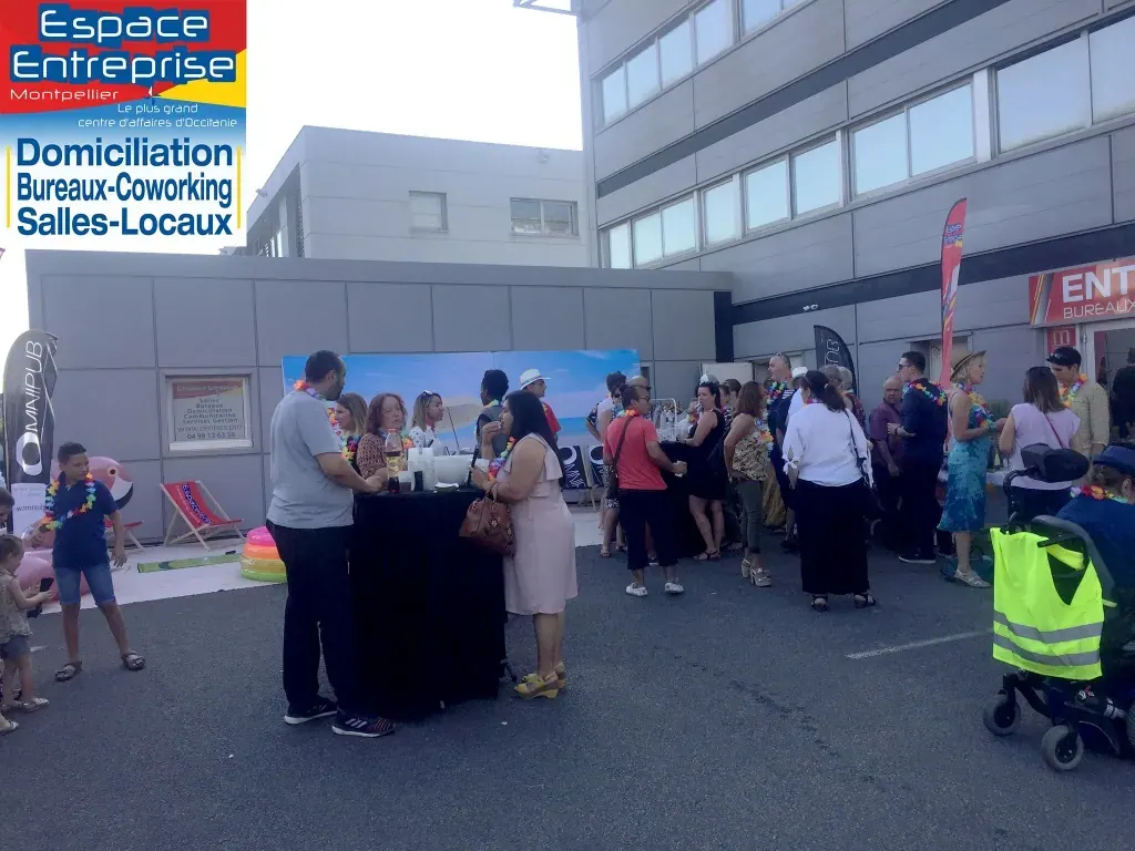 Summer Beach 2019 du Club LR à Montpellier : invités rassemblés en extérieur devant le bâtiment pour la soirée
