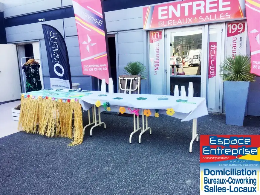 Summer Beach 2019 du Club LR à Montpellier : table décorée de paille tressée devant l'entrée du centre d'affaires