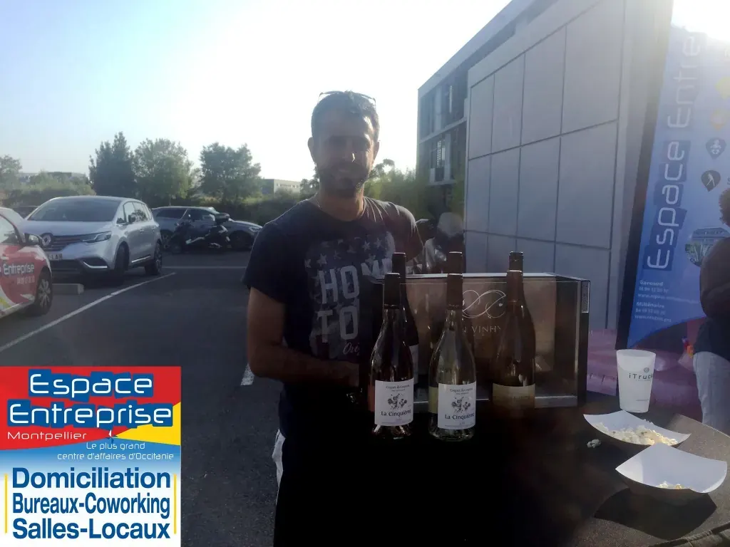 Summer Beach 2019 du Club LR à Montpellier : stand de dégustation de vin avec bouteilles sur table noire
