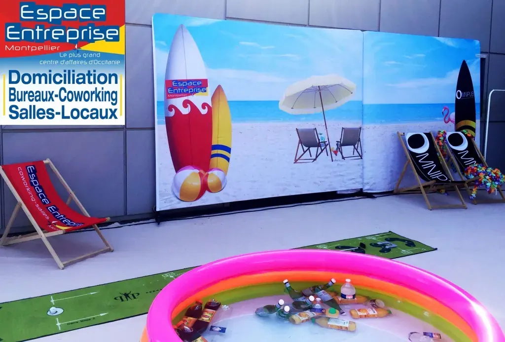 Summer Beach 2019 du Club LR à Montpellier : espace plage aménagé avec transats, gazon et piscine gonflable