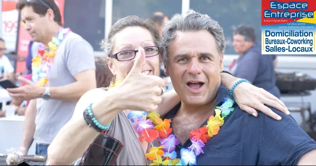 Summer Beach 2019 du Club LR à Montpellier : invités souriants avec colliers de fleurs lors de la soirée