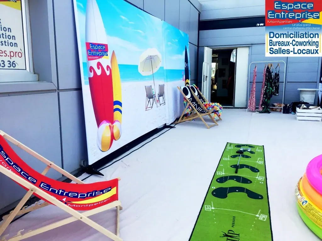 Summer Beach 2019 du Club LR à Montpellier : décor de plage avec transat et piscine gonflable devant les locaux