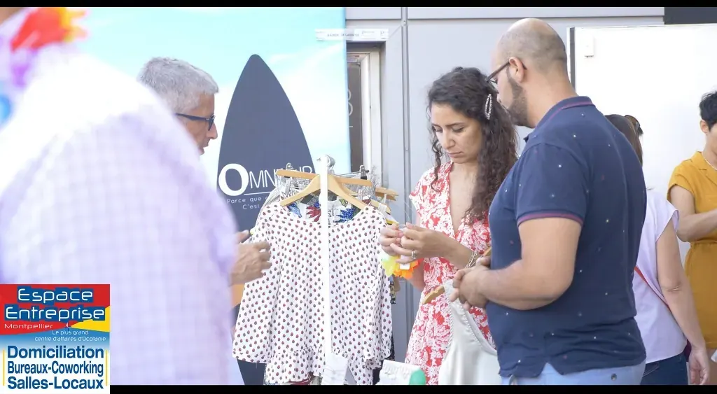 Summer Beach 2019 du Club LR à Montpellier : invités échangeant debout près du stand en extérieur