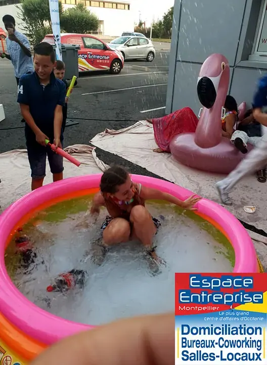 Summer Beach 2019 du Club LR à Montpellier : invité assis dans la piscine gonflable avec un flamant rose