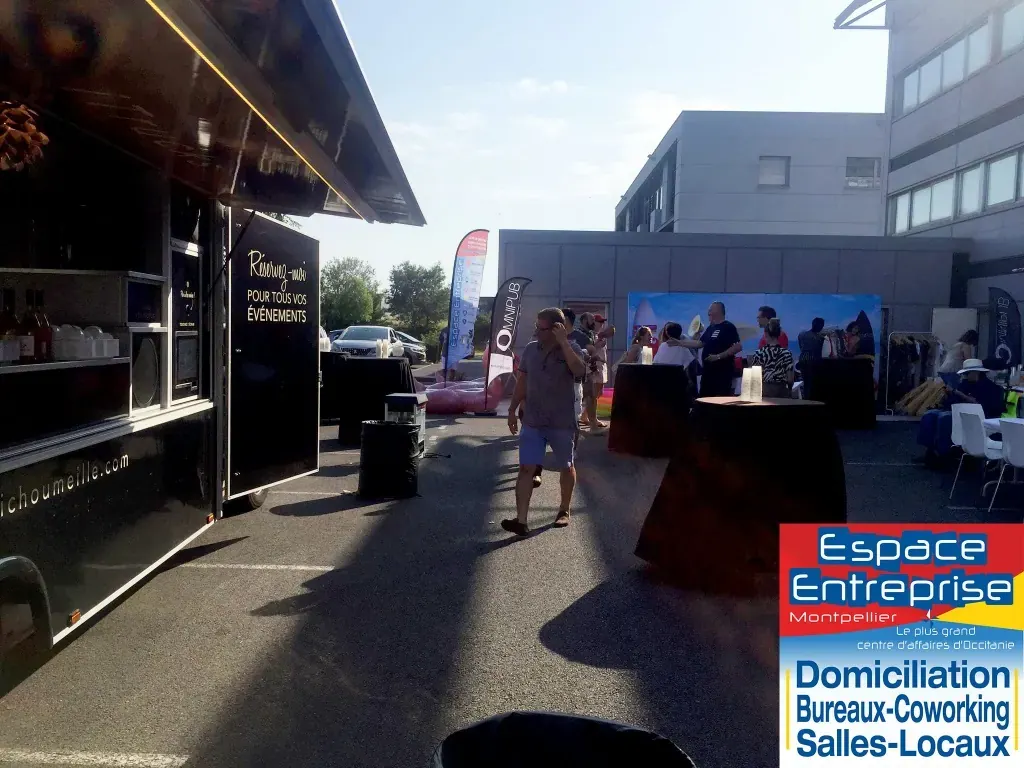 Summer Beach 2019 du Club LR à Montpellier : invités rassemblés sur le parking devant le food truck