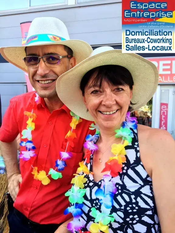 Summer Beach 2019 du Club LR à Montpellier : deux participants posant avec chapeaux et colliers de fleurs