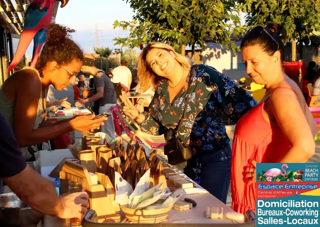 Summer Beach 2020 du Club LR à Montpellier : invités se servant au buffet en extérieur lors de la beach party