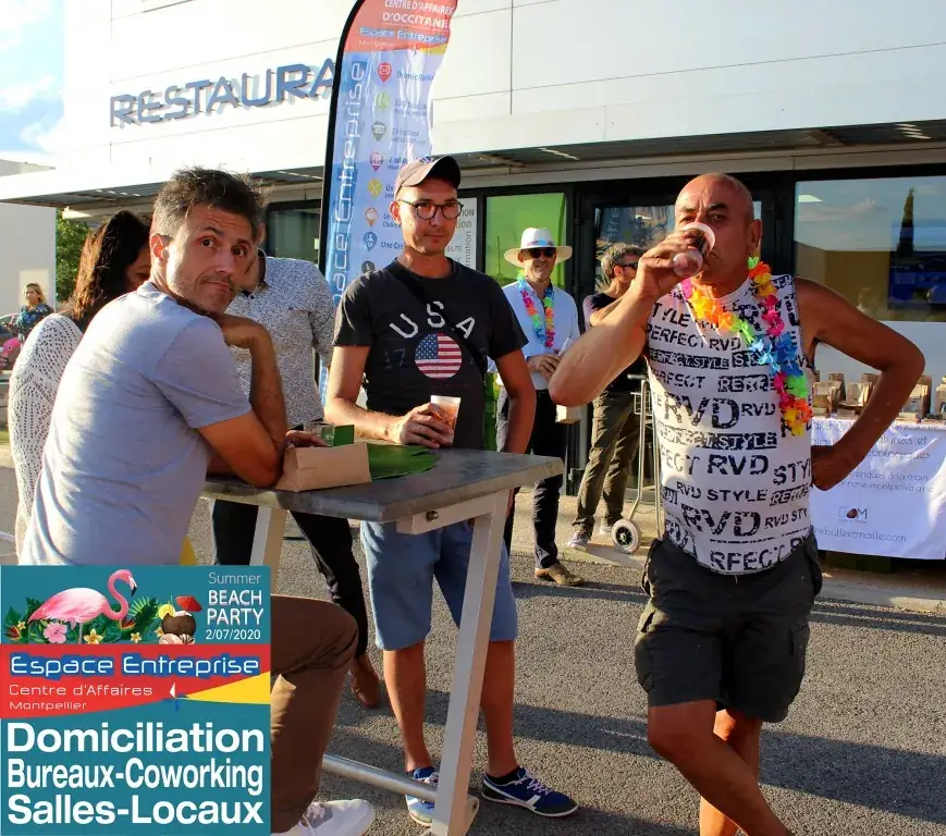 Summer Beach 2020 du Club LR à Montpellier : invités en tenue estivale discutant près du stand de restauration