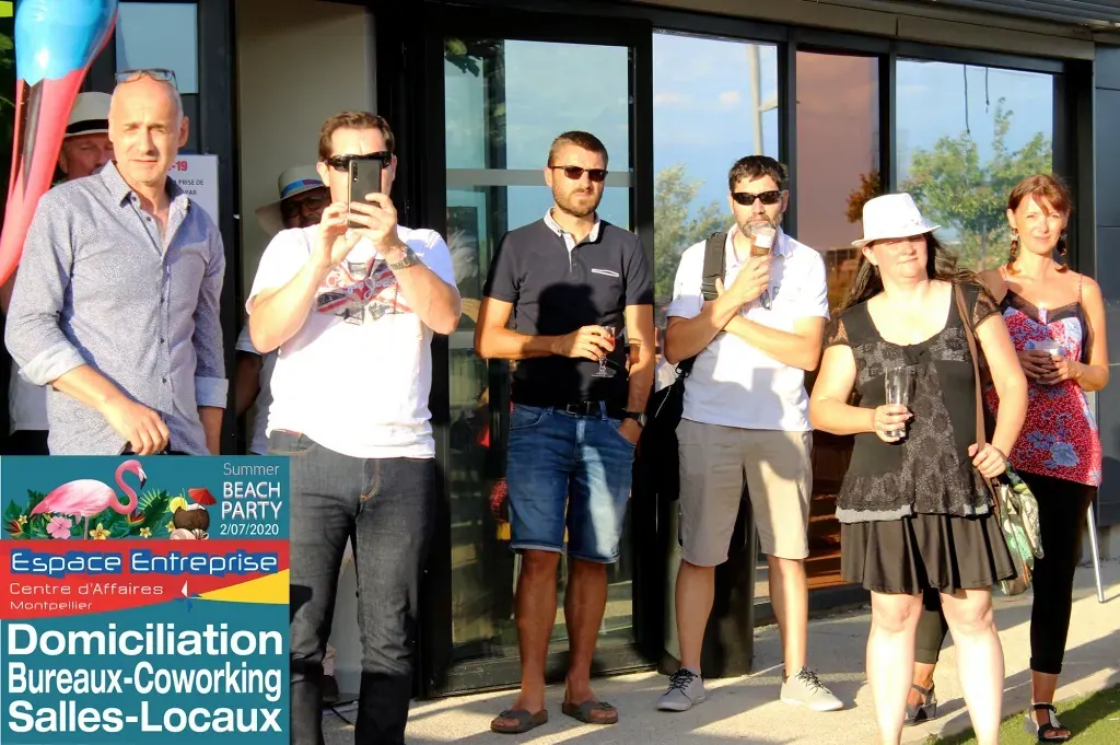 Summer Beach 2020 du Club LR à Montpellier : invités debout devant l'entrée des locaux, verre à la main