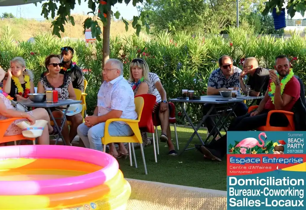 Summer Beach 2020 du Club LR à Montpellier : invités installés sur la pelouse avec piscine gonflable et fauteuils