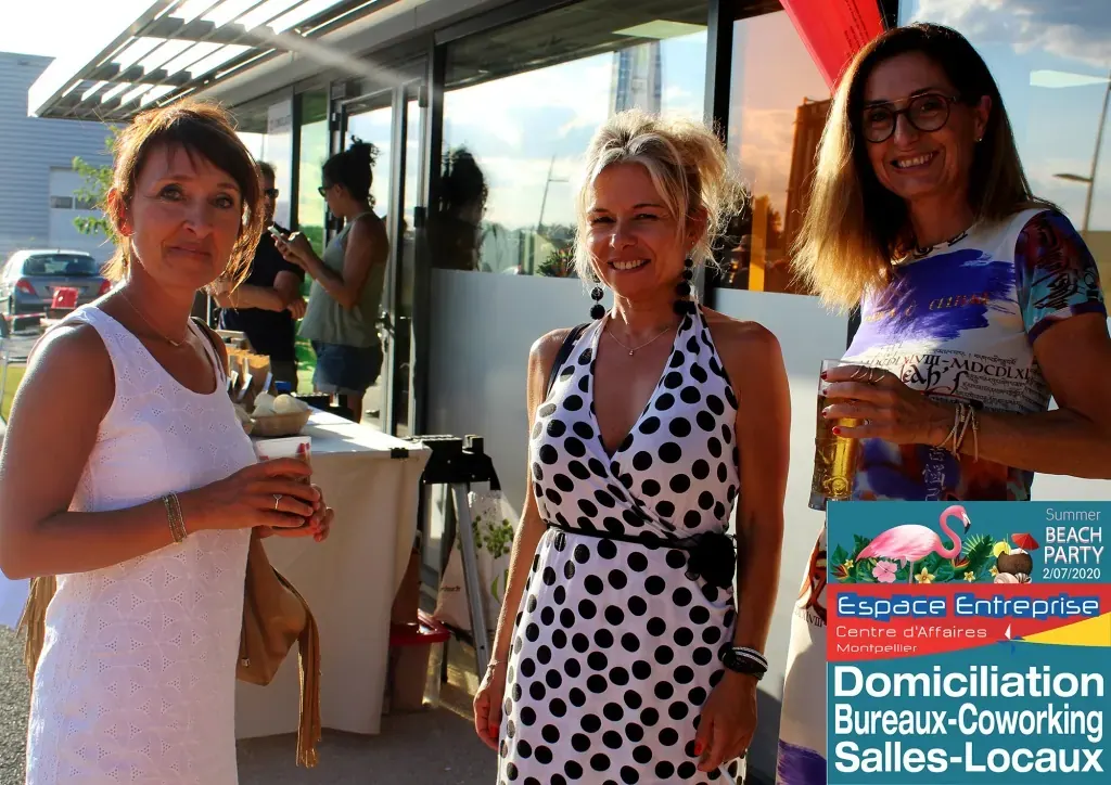 Summer Beach 2020 du Club LR à Montpellier : trois participantes posant verre à la main dans les locaux