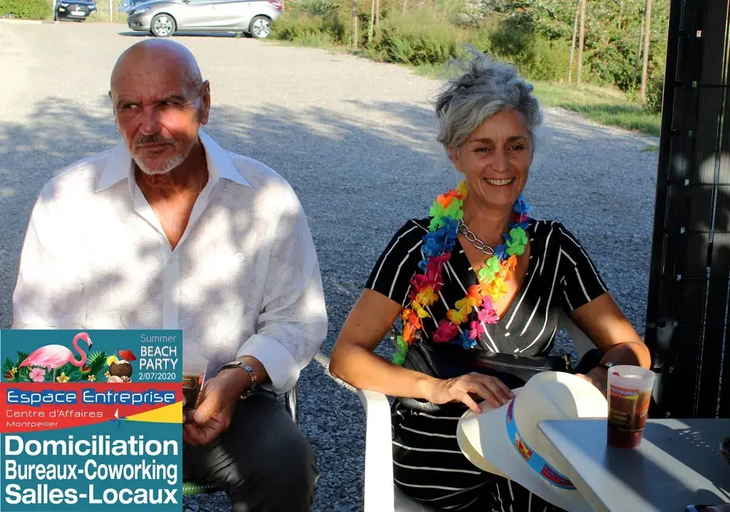 Summer Beach 2020 du Club LR à Montpellier : deux participants posant avec colliers de fleurs en extérieur