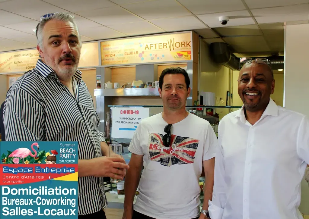 Summer Beach 2020 du Club LR à Montpellier : trois participants posant à l'intérieur devant l'espace afterwork