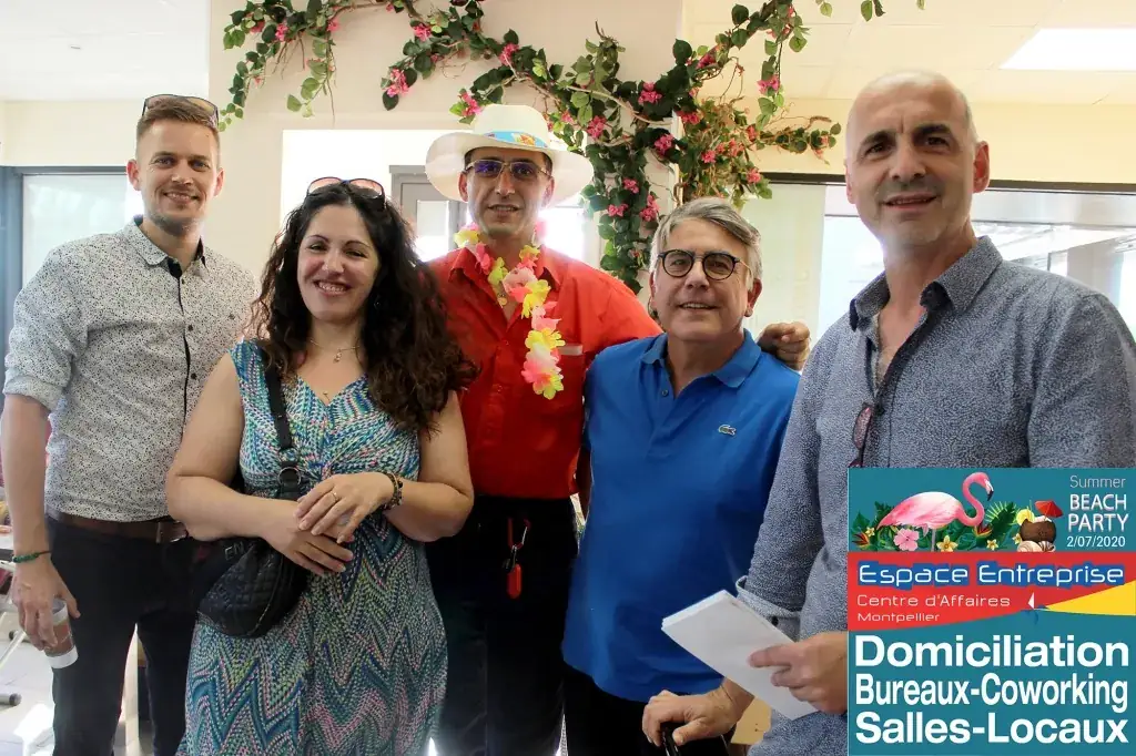 Summer Beach 2020 du Club LR à Montpellier : groupe de participants posant avec colliers de fleurs dans les locaux