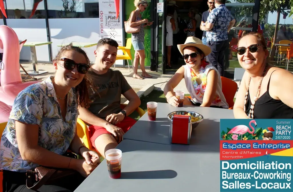 Summer Beach 2020 du Club LR à Montpellier : participants attablés posant avec lunettes de soleil et boissons