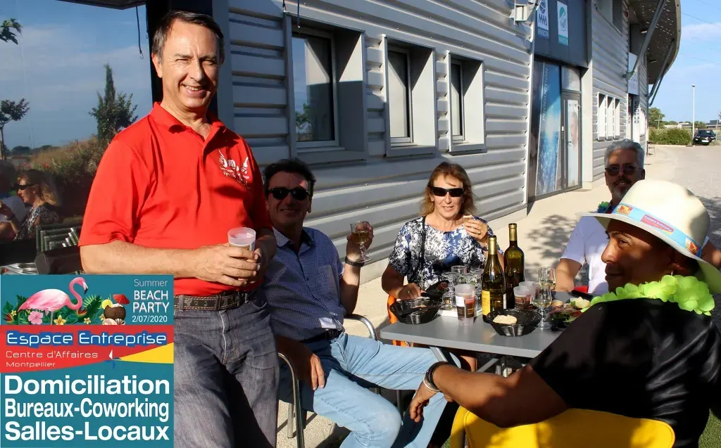 Summer Beach 2020 du Club LR à Montpellier : invités attablés en extérieur discutant pendant la beach party
