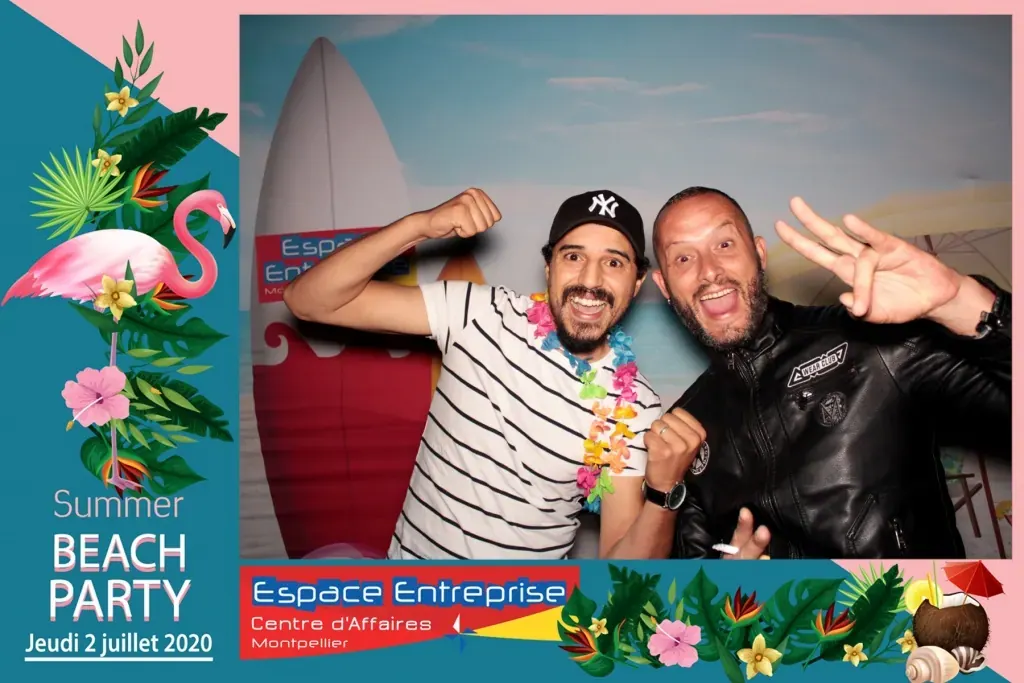 Summer Beach 2020 du Club LR à Montpellier : trois participants posant devant le photocall Summer Beach Party
