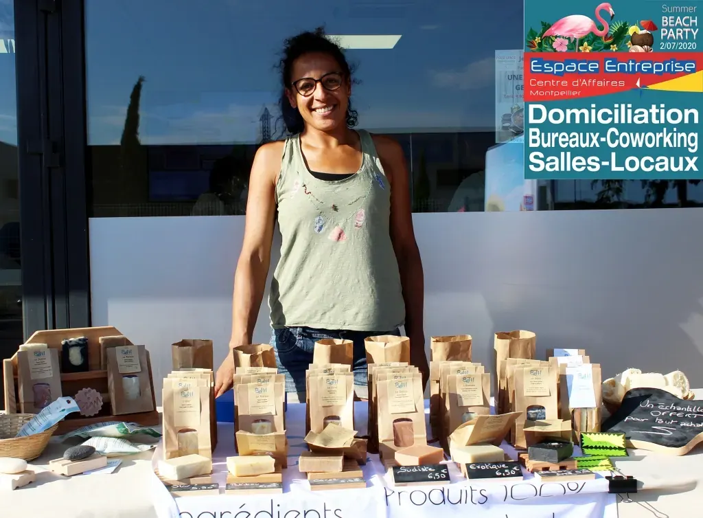 Summer Beach 2020 du Club LR à Montpellier : stand de produits artisanaux tenu devant la façade vitrée